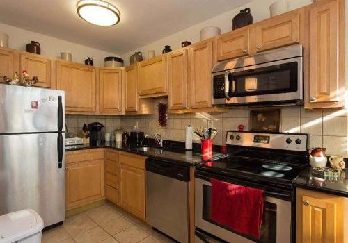 Kitchen with stainless steel appliances at 塞奇威克花园 apartments for rent in 费城, PA